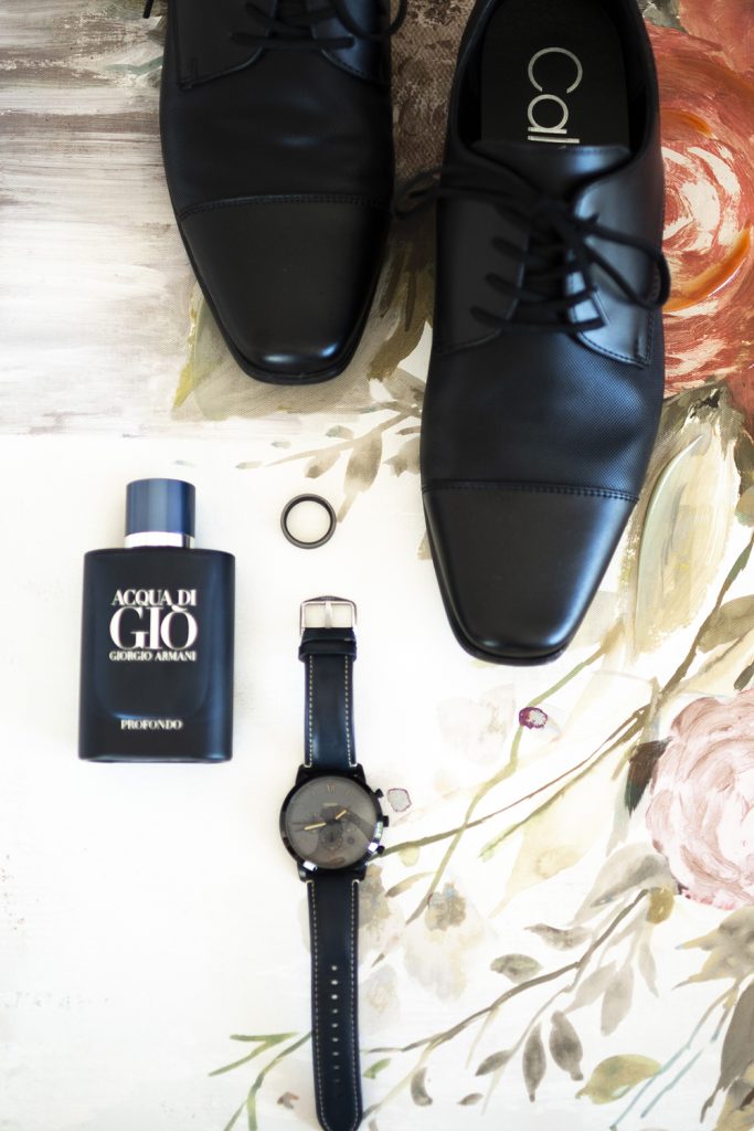 Nashville wedding photographer photographing the groom and groomsmen at a Nashville wedding 