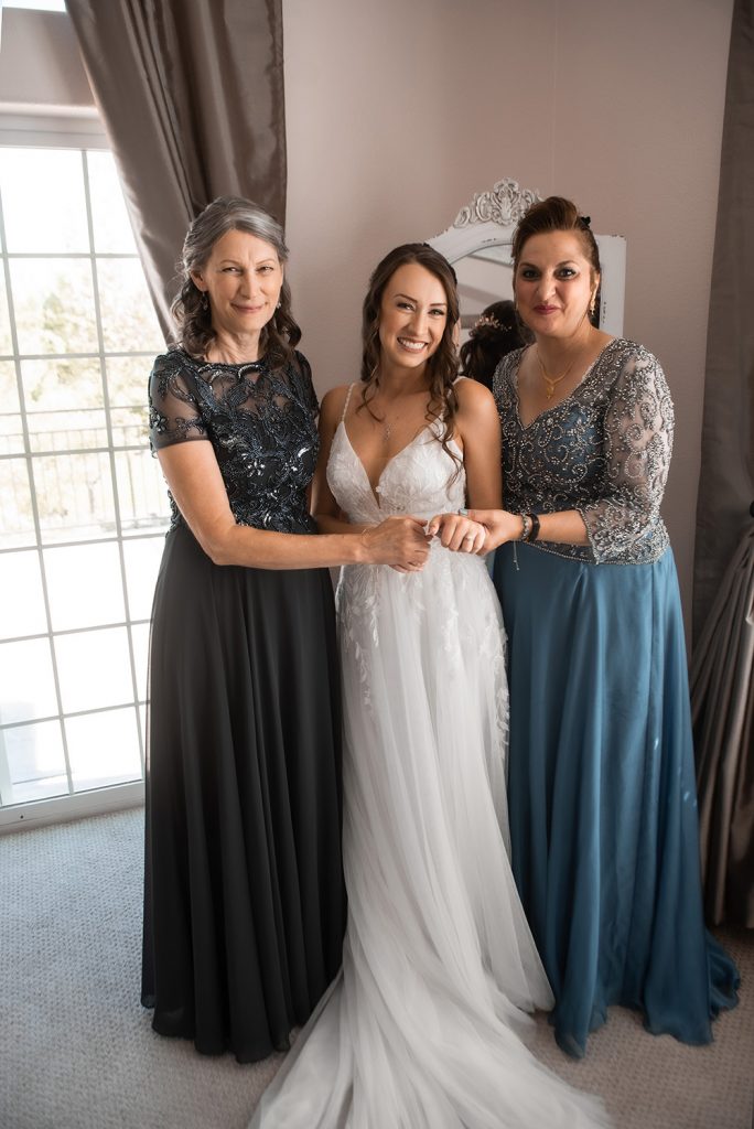 Nashville wedding photographer capturing a romantic portrait of the bride and groom in Nashville, TN.Nashville wedding photographer capturing the bride getting ready on her wedding day in Nashville, TN.