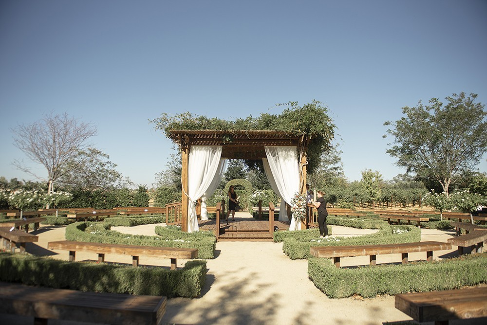 Nashville wedding photographer capturing a romantic portrait of the bride and groom in Nashville, TN. Nashville wedding photographer documenting an elegant wedding ceremony at a Nashville venue. 