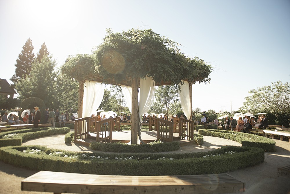 Nashville wedding photographer capturing a romantic portrait of the bride and groom in Nashville, TN. Nashville wedding photographer documenting an elegant wedding ceremony at a Nashville venue. 