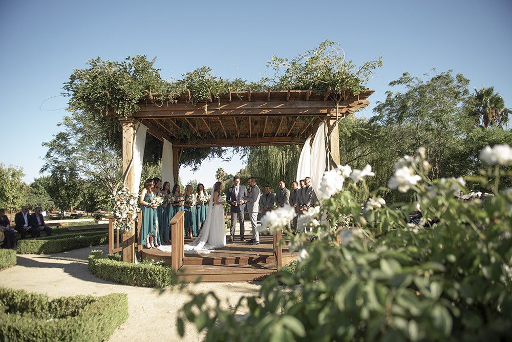 Nashville wedding photographer capturing a romantic portrait of the bride and groom in Nashville, TN. Nashville wedding photographer documenting an elegant wedding ceremony at a Nashville venue. 