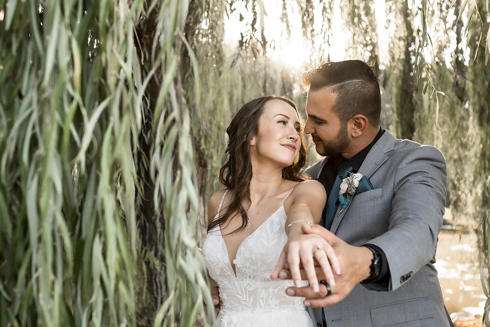 Nashville wedding photographer.Nashville wedding photographer capturing a romantic portrait of the bride and groom in Nashville, TN.Nashville wedding photographer capturing a stunning outdoor wedding portrait in Nashville, TN.