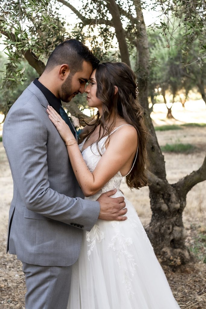 Nashville wedding photographer.Nashville wedding photographer capturing a romantic portrait of the bride and groom in Nashville, TN.Nashville wedding photographer capturing a stunning outdoor wedding portrait in Nashville, TN.