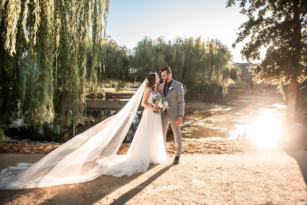 Nashville wedding photographer capturing a romantic portrait of the bride and groom in Nashville, TN.Nashville wedding photographer capturing a stunning outdoor wedding portrait in Nashville, TN.