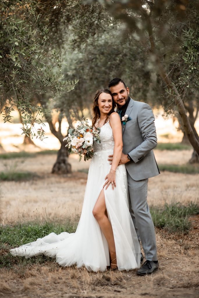 Nashville wedding photographer capturing a romantic portrait of the bride and groom in Nashville, TN.Nashville wedding photographer capturing a stunning outdoor wedding portrait in Nashville, TN.