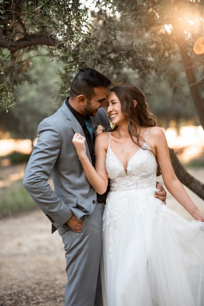 Nashville wedding photographer capturing a romantic portrait of the bride and groom in Nashville, TN.Nashville wedding photographer capturing a stunning outdoor wedding portrait in Nashville, TN.