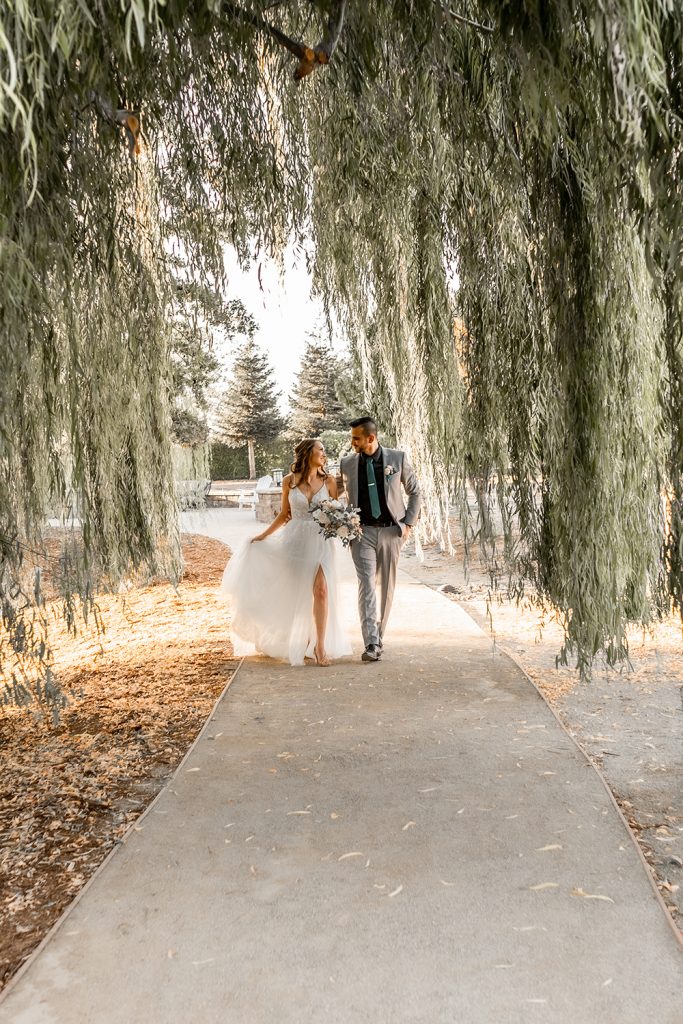 Nashville wedding photographer capturing a romantic portrait of the bride and groom in Nashville, TN.Nashville wedding photographer capturing a stunning outdoor wedding portrait in Nashville, TN.