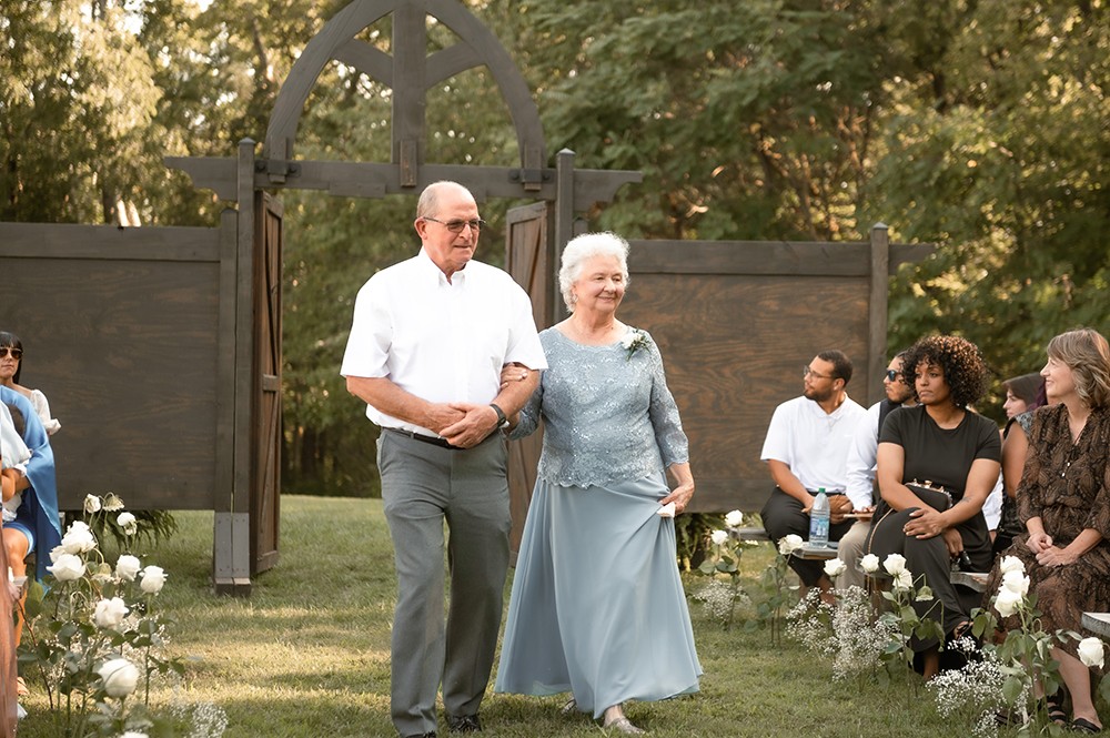 Nashville wedding photographer, experienced Nashville wedding photographer providing high-quality, artistic wedding photography services in Nashville,TN. Best wedding photographer in Nashville. Hidden Creel Farms. Nashville bride. Luxury wedding in Nashville. wedding walk.