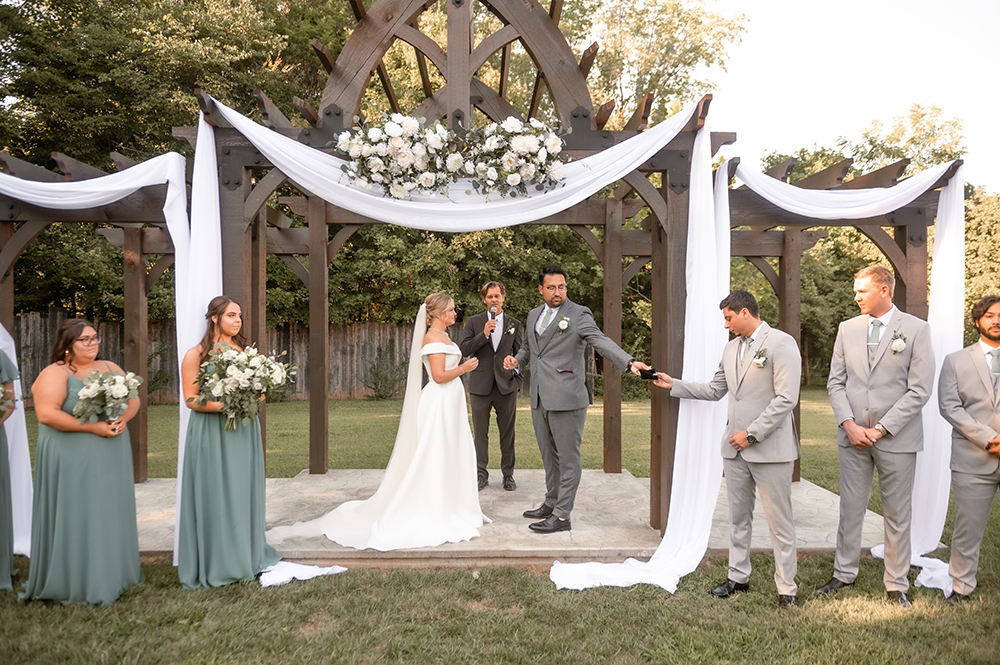 Nashville wedding photographer, experienced Nashville wedding photographer providing high-quality, artistic wedding photography services in Nashville,TN. Best wedding photographer in Nashville. Hidden Creel Farms. Nashville bride. Luxury wedding in Nashville. 