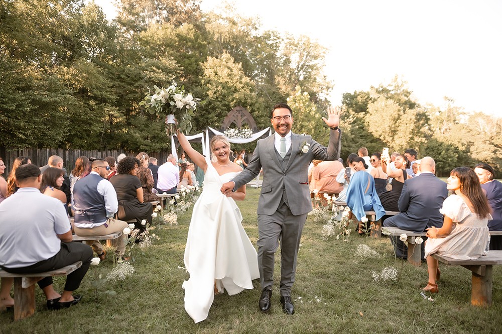 Nashville wedding photographer, experienced Nashville wedding photographer providing high-quality, artistic wedding photography services in Nashville,TN. Best wedding photographer in Nashville. Hidden Creel Farms. Nashville bride. Luxury wedding in Nashville. 