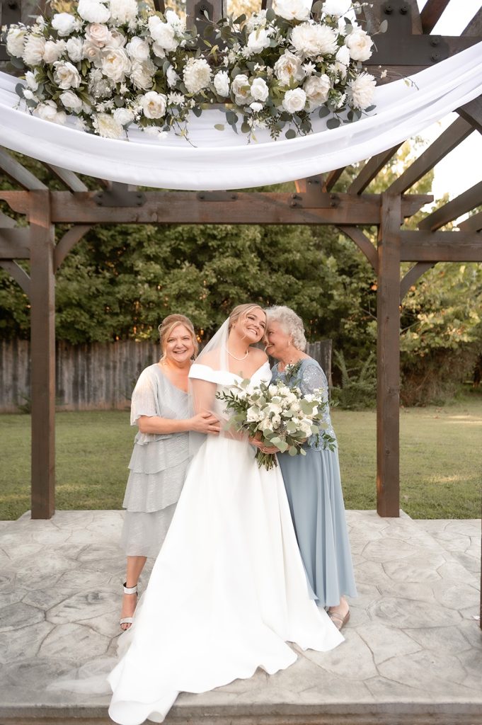 Nashville wedding photographer, experienced Nashville wedding photographer providing high-quality, artistic wedding photography services in Nashville,TN. Best wedding photographer in Nashville. Hidden Creel Farms. Nashville bride. Luxury wedding in Nashville. 