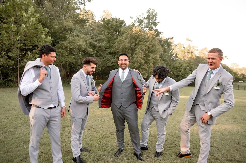 Nashville wedding photographer, experienced Nashville wedding photographer providing high-quality, artistic wedding photography services in Nashville,TN. Best wedding photographer in Nashville. Hidden Creel Farms. Nashville bride. Luxury wedding in Nashville. 