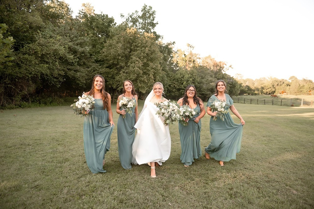 Nashville wedding photographer, experienced Nashville wedding photographer providing high-quality, artistic wedding photography services in Nashville,TN. Best wedding photographer in Nashville. Hidden Creel Farms. Nashville bride. Luxury wedding in Nashville. 