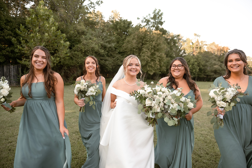 Nashville wedding photographer, experienced Nashville wedding photographer providing high-quality, artistic wedding photography services in Nashville,TN. Best wedding photographer in Nashville. Hidden Creel Farms. Nashville bride. Luxury wedding in Nashville. 
