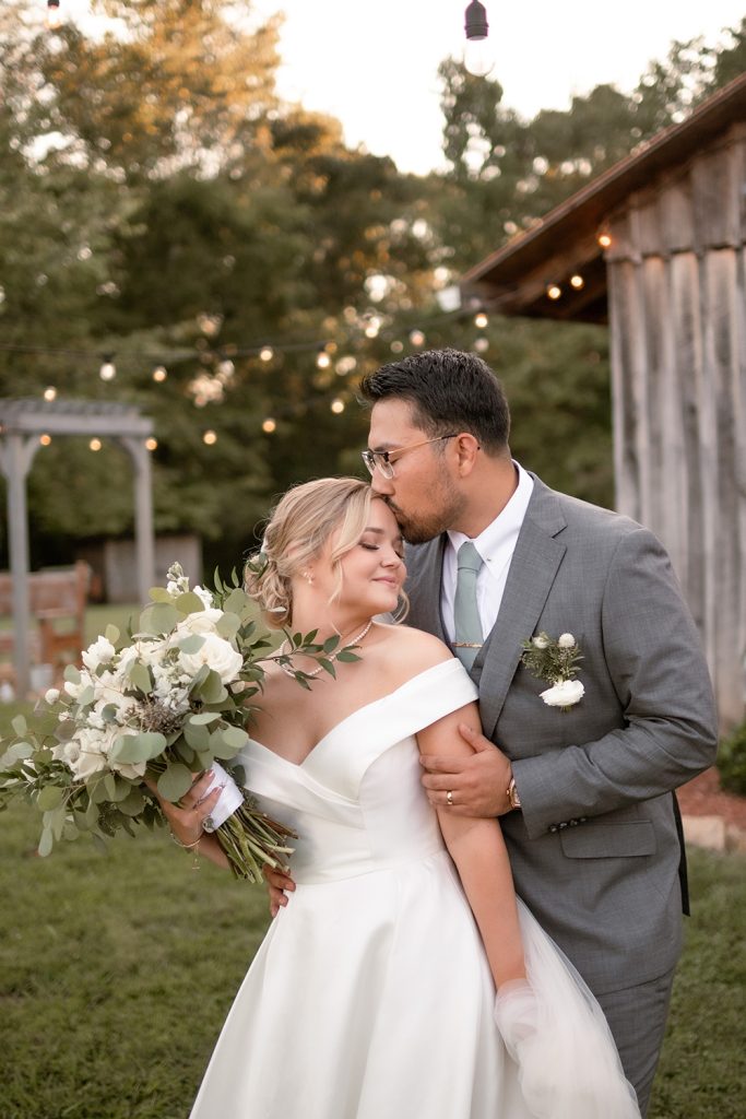 Nashville wedding photographer, experienced Nashville wedding photographer providing high-quality, artistic wedding photography services in Nashville,TN. Best wedding photographer in Nashville. Hidden Creel Farms. Nashville bride. Luxury wedding in Nashville. 