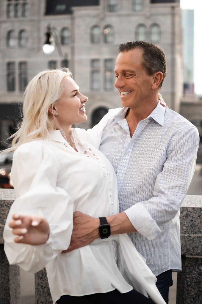  Nashville family photographer showcasing a stylish family photoshoot in downtown Nashville, TN