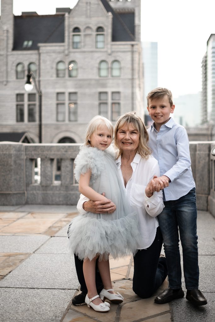  Nashville family photographer capturing candid family moments in a natural setting in Nashville, TN.