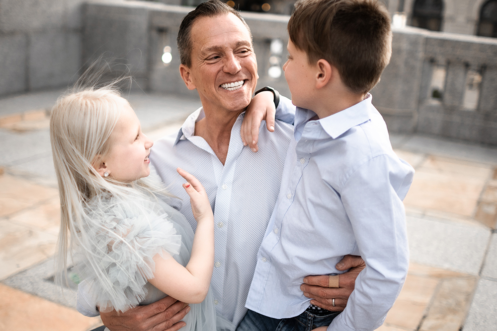  Nashville family photographer showcasing a stylish family photoshoot in downtown Nashville, TN