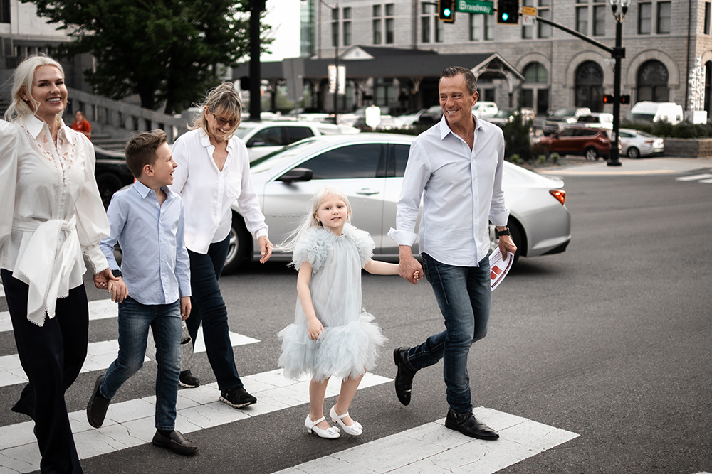  Nashville family photographer capturing candid family moments in a natural setting in Nashville, TN.
