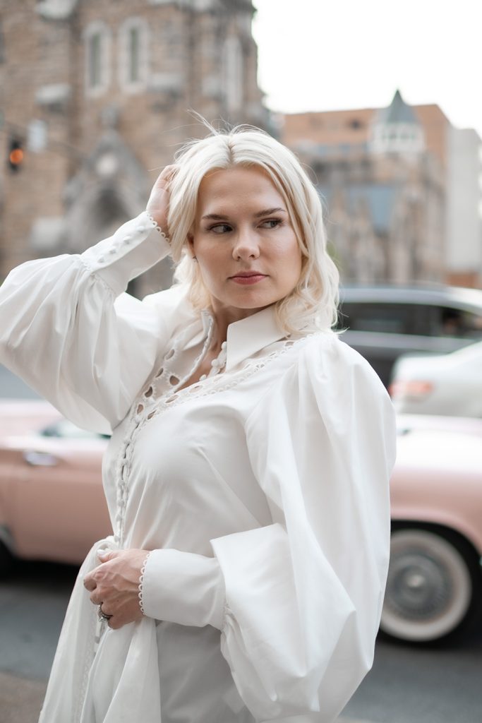  Nashville family photographer capturing candid family moments in a natural setting in Nashville, TN.